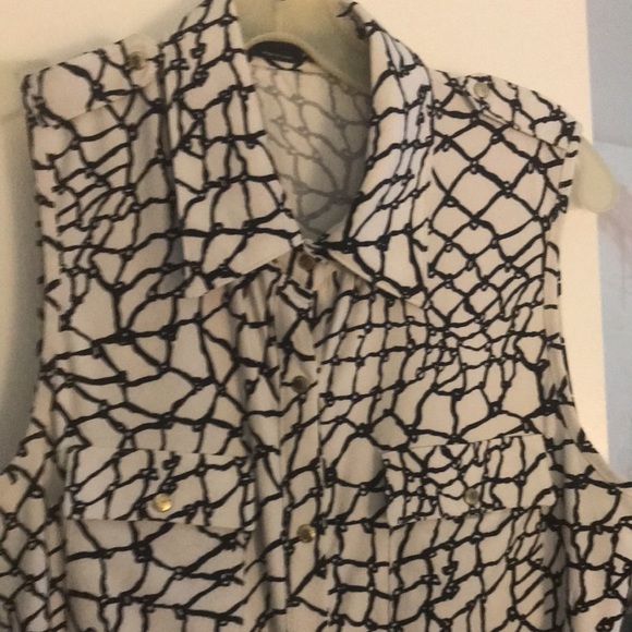 Summer blow Out $14!! Bcbg max azaria sleeveless button down blouse - Picture 7 of 8